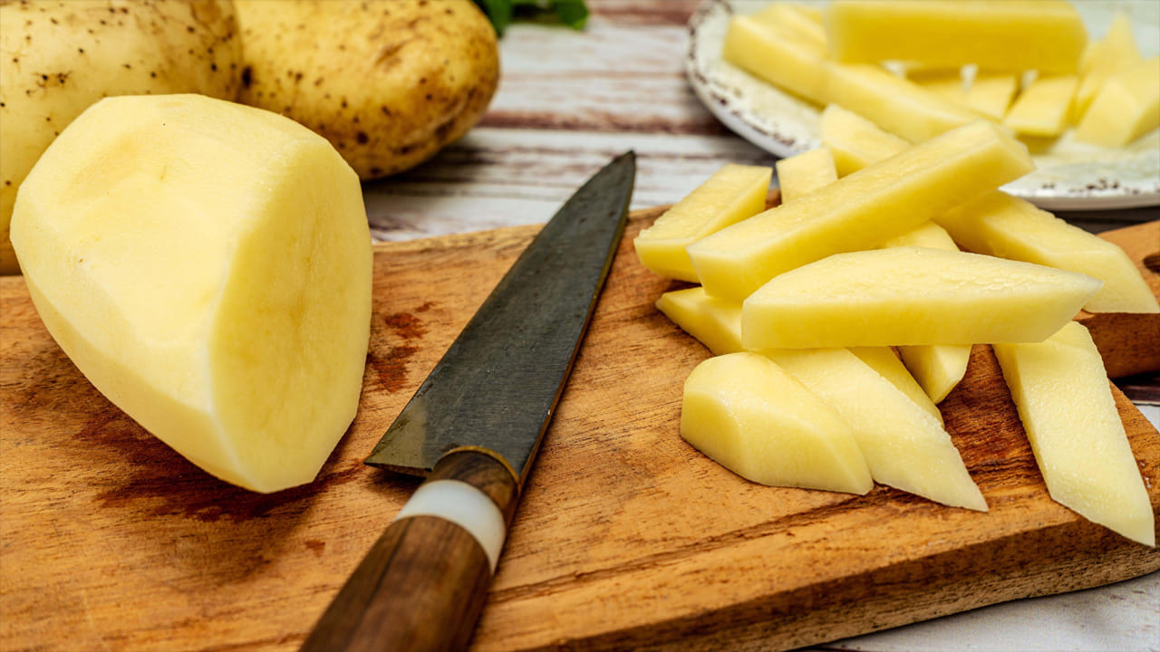 Kitchen Tips: కోసిన బంగాళదుంపలు నల్లబడుతున్నాయా? తాజాగా ఉండాలంటే ఇలా చేయండి..!