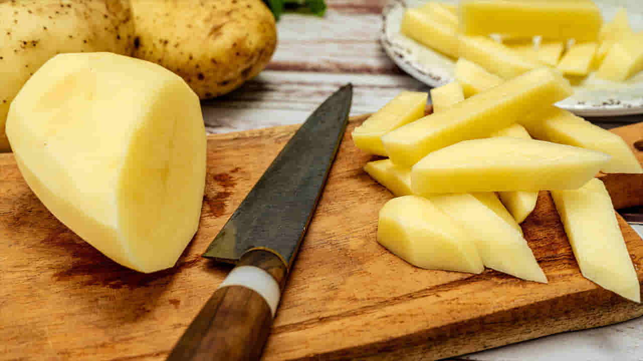 Kitchen Tips: కోసిన బంగాళదుంపలు నల్లబడుతున్నాయా? తాజాగా ఉండాలంటే ఇలా చేయండి..!