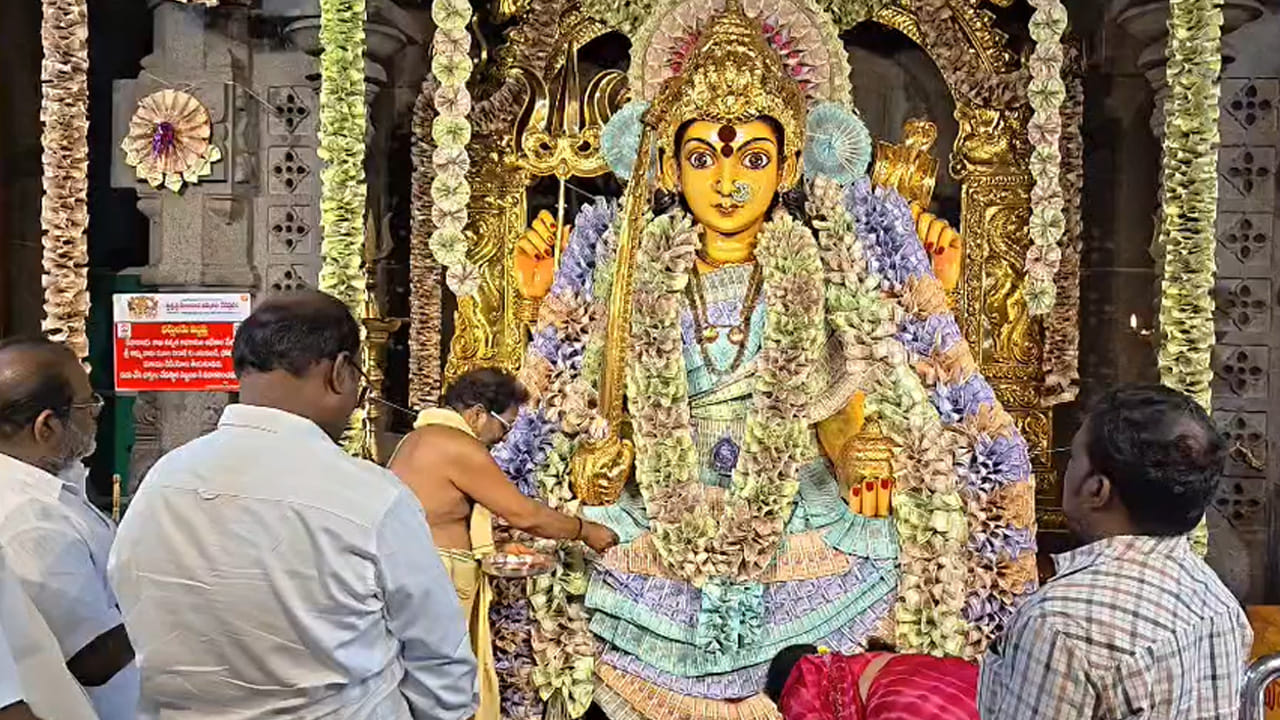 వరలక్ష్మీ వ్రతం సందర్భంగా మహిళలు పెద్దఎత్తున ఆలయానికి తరలివచ్చి అమ్మవారిని దర్శించుకున్నారు. సామూహిక వరలక్ష్మీ వ్రతాల్లో భక్తిశ్రద్ధలతో పాల్గొన్నారు. అమ్మవారికి ప్రత్యేకంగా పూజలు జరిపించారు.