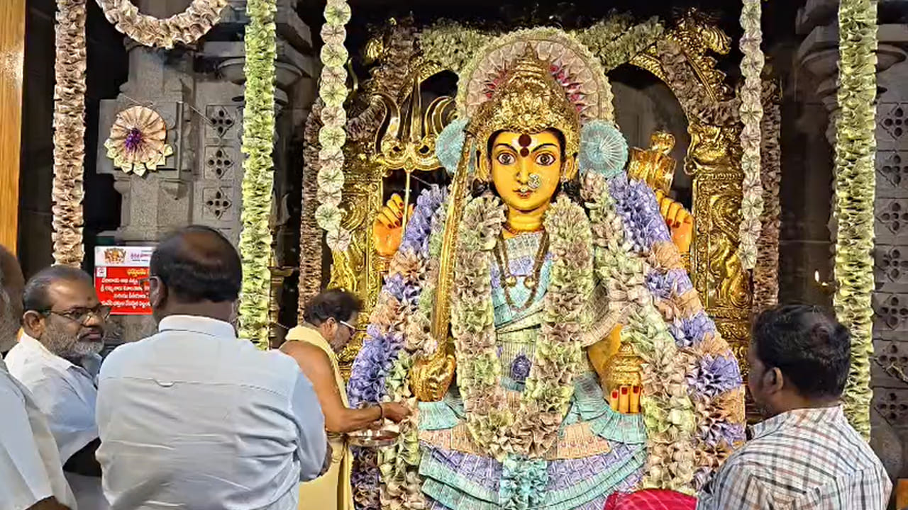 ధనలక్ష్మిగా దర్శనమిస్తున్న అమ్మవారిని చూసి నందుకు భక్తులు బారులు తీరారు. కేవలం అనకాపల్లి నుంచి గాక పరిసర ప్రాంతాల నుంచి భారీగా తరలివచ్చారు. అమ్మవారిని దర్శించుకొని, మొక్కలు తీర్చుకున్నారు. భక్తుల రాకతో ఆలయం సందడిగా మారింది.