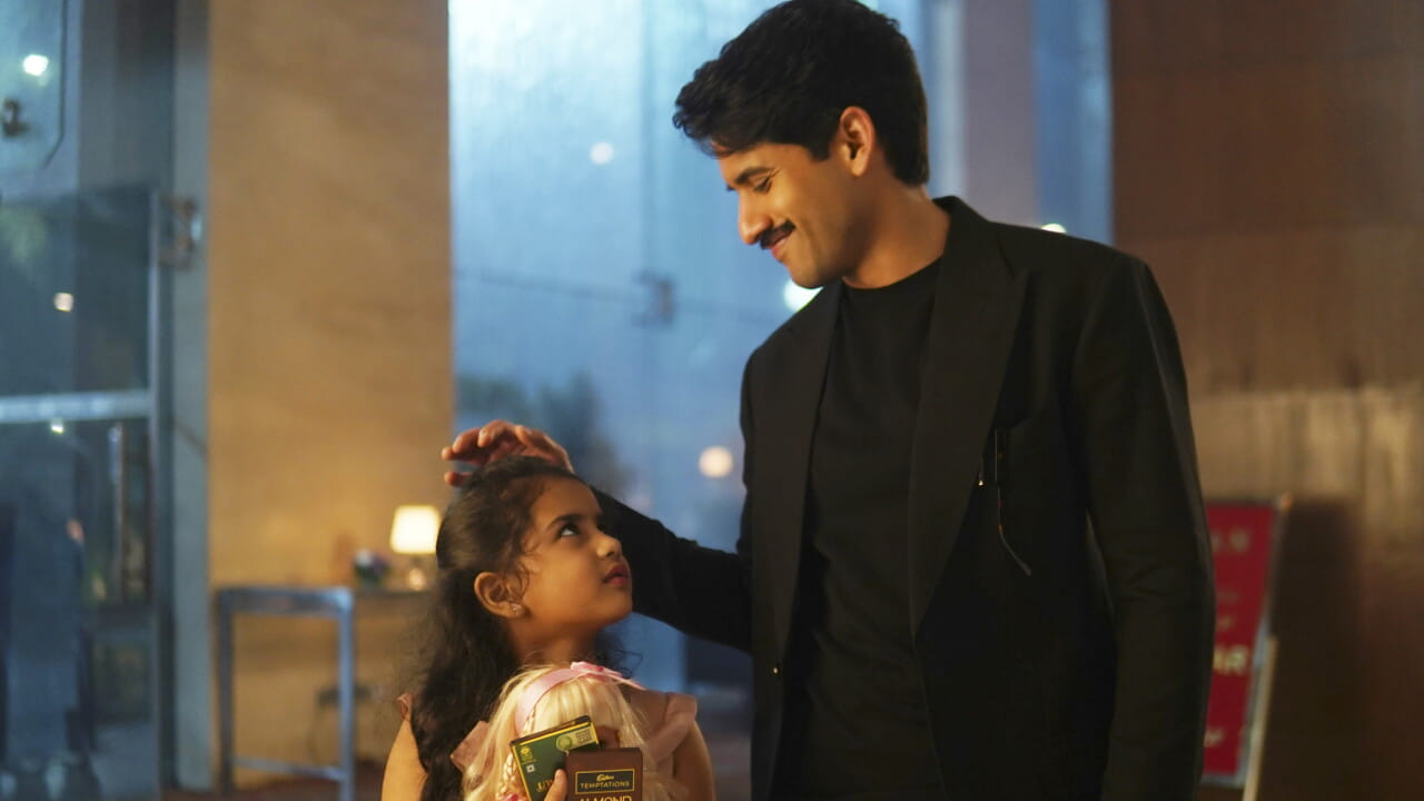 ఈ వెబ్ సిరీస్ పేరు 'ధూత'. 2023లో విడుదలైన ఈ హారర్ థ్రిల్లర్ సిరీస్‌లో నాగ్ చైతన్య, ప్రాచీ దేశాయ్, ప్రియా భవానీ శంకర్, పార్వతి, రవీంద్ర విజయ్, కామాక్షి భాస్కర్ తదితరులు నటించారు. ఈ సిరీస్‌లోని అత్యంత భయానక అంశం ఏమిటంటే, ప్రతిరోజూ ఒక వార్తాపత్రిక కాలమ్‌లో ఎవరో ఒకరి గురించి చెడు వార్త ప్రచురించబడుతుంది. ఆ వార్త ప్రచురితమైన వ్యక్తి మరణిస్తాడు.