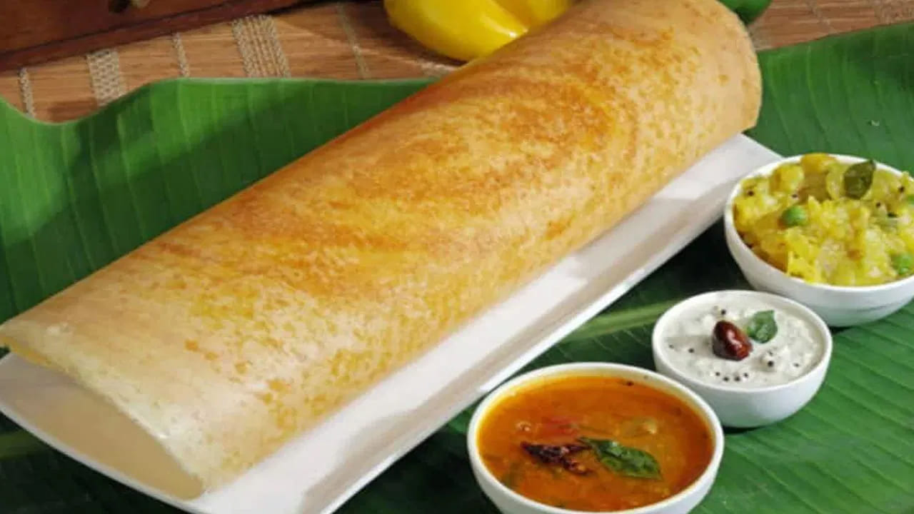 దోసెలు వేయాలి అంటే ముందుగా బియ్యం నానబెట్టి, పిండి పులియబెట్టి వేస్తారు. అయితే ఇక్కడే సరైన కొలతలు తీసుకొని పిండిని నానబెట్టుకున్నప్పుడు దోసెలు పర్ఫెక్ట్గా వస్తాయంట. కాగా, ఇప్పుడు మనం దోసెలు పర్ఫెక్ట్గా రావాలి అంటే వాటిని ఎలా ప్రిపేర్ చేయాలో చూసేద్దాం.