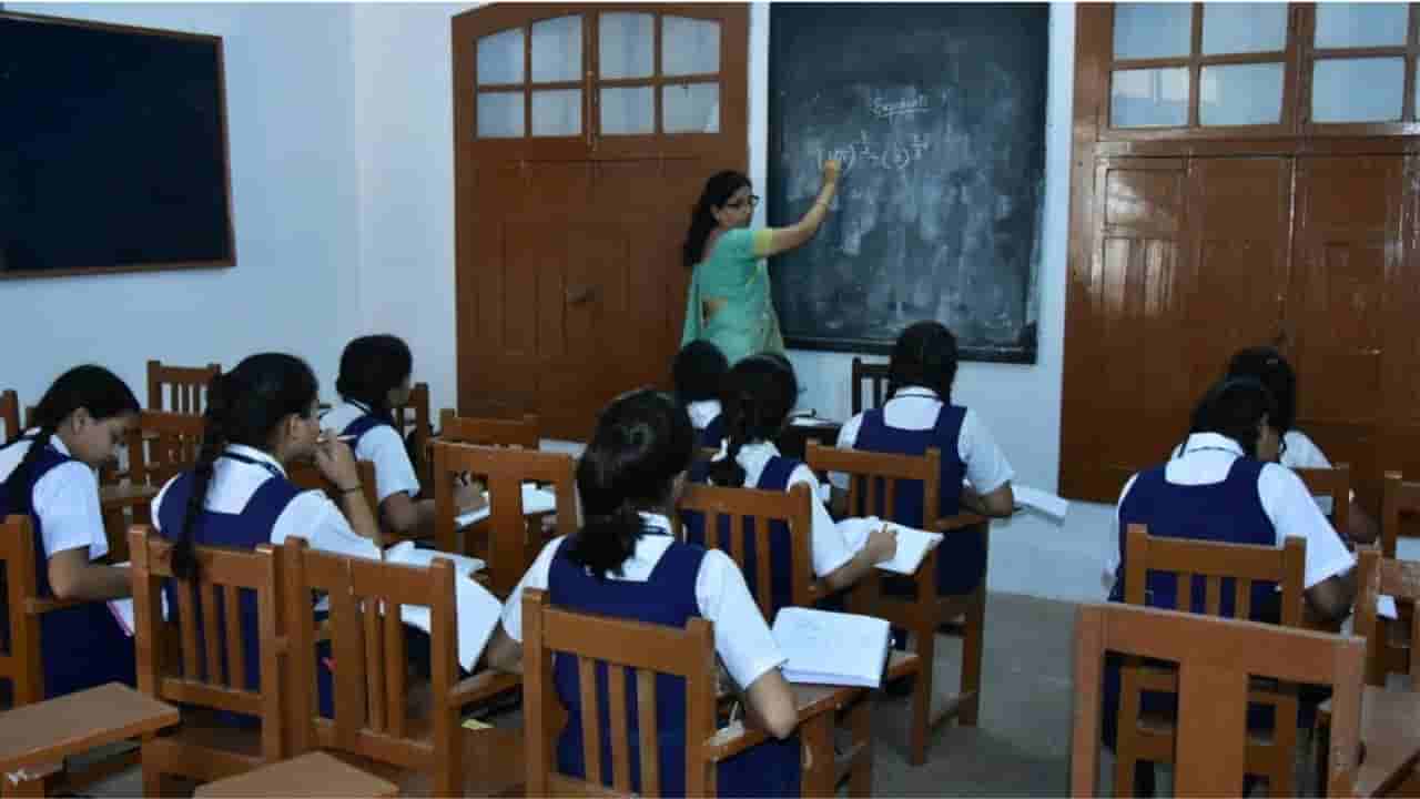 క్లాసుల్లో మళ్లీ పాత పద్దతే.. విద్యార్థుల ఏకాగ్రత పెంచేందుకు విద్యాశాఖ కీలక నిర్ణయం!