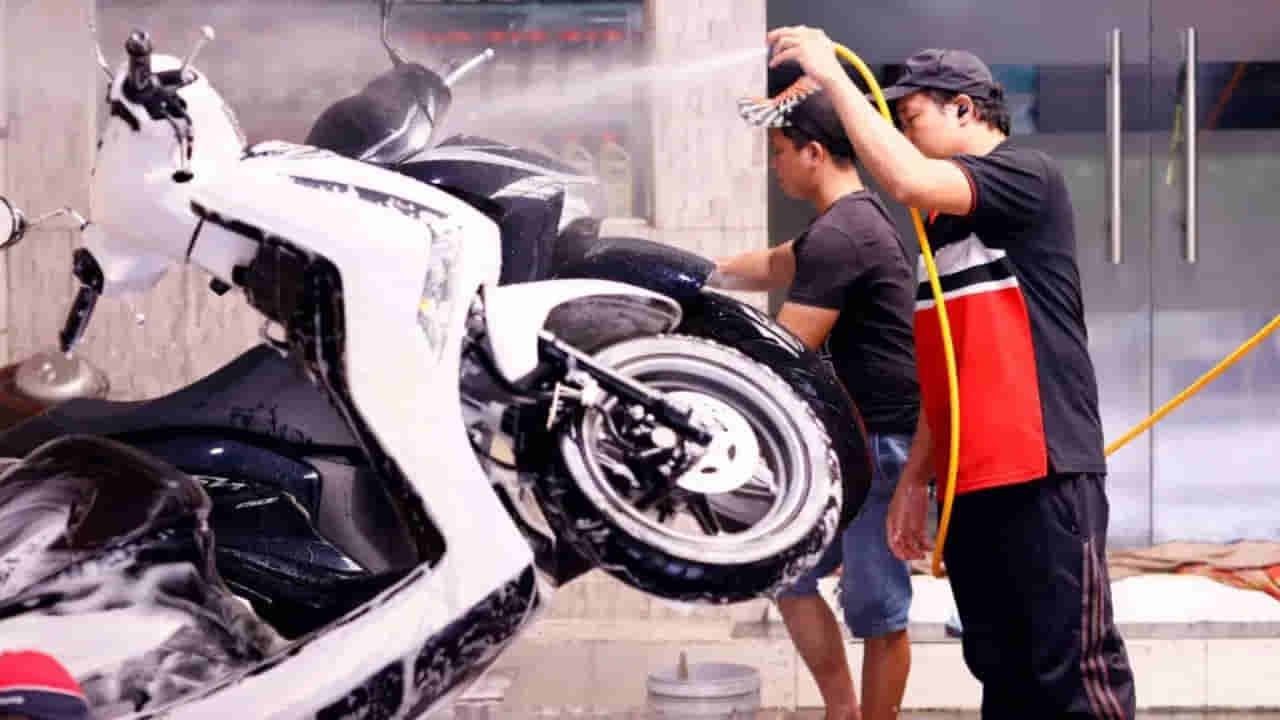 Electric Scooter: ఎలక్ట్రిక్ స్కూటర్ వాషింగ్.. ఈ తప్పు చేస్తే వేలల్లో నష్టం.. ఇలా కడగాలి!