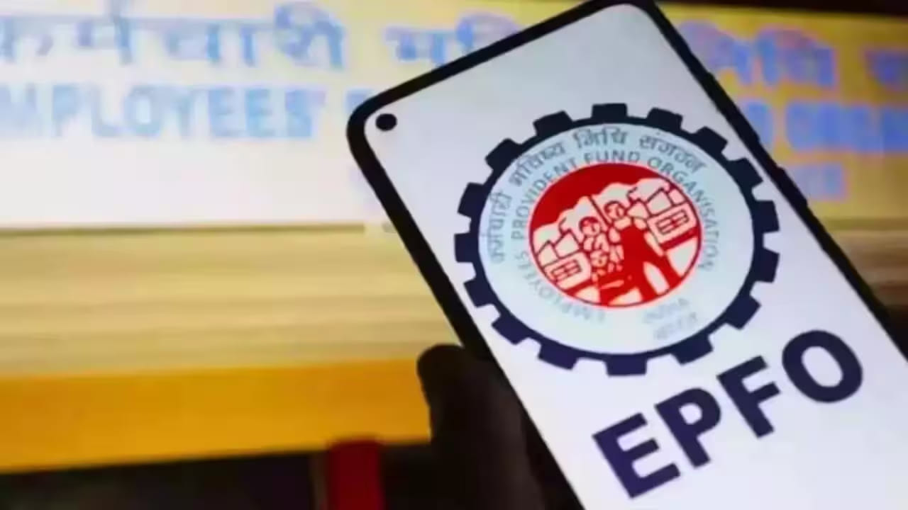 పీఎఫ్ ఖాతాలో పారదర్శకత, వేగవంతంగా సేవలు అందించేందుకు ఎంప్లాయిస్ ప్రావిడెంట్ ఫండ్ ఆర్గనైజేషన్(EPFO) అనేక చర్యలు తీసుకుంటుంది. ఇందుకోసం అనేక నియమ, నిబంధనలను అమలు చేస్తోంది. పీఎఫ్ రూల్స్ గురించి ప్రతీఒక్క ఖాతాదారుడు అవగాహన కలిగి ఉండాలి. అప్పుడే ఎలాంటి ఇబ్బందులు రాకుండా ఖాతాను యాక్సెస్ చేసుకోవచ్చు. కొన్ని తప్పులు చేయడం వల్ల మీ పీఎఫ్ ఖాతా ఇనాక్టివ్ అయ్యే అవకాశం ఉంటుంది. అవేంటి అనేది చూద్దాం.