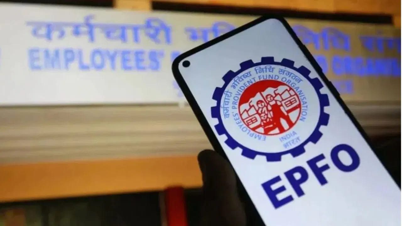 ఈ చట్టాలలో ఒకటి ఏమిటంటే, ఉద్యోగుల ప్రావిడెంట్ ఫండ్ మంత్రిత్వ శాఖ పీఎఫ్ ఉపసంహరణ, పెన్షన్, బీమాకు సంబంధించిన అభ్యర్థనలను 20 రోజులలోపు ప్రాసెస్ చేయాలి. దీని ప్రకారం, ఉద్యోగుల అభ్యర్థనలను 20 రోజులలోపు ప్రాసెస్ చేయని పక్షంలో జరిమానాలను కూడా కఠినతరం చేశారు.