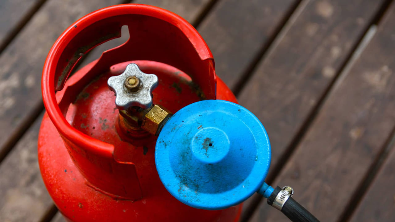 Gas Alert: మీ LPG రెగ్యులేటర్ సేఫేనా? ఈ 5 ప్రమాద సంకేతాలు కనిపిస్తే జాగ్రత్త!