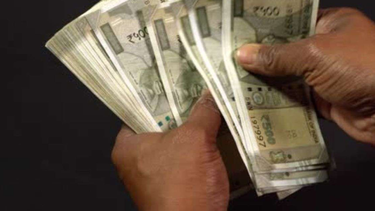 Fixed Deposit Rules: భారతీయ రిజర్వ్ బ్యాంక్ (RBI) ఫిక్స్డ్ డిపాజిట్లకు (FD) సంబంధించి 'బల్క్ డిపాజిట్ల' నిబంధనలలో కీలక మార్పులు తీసుకొచ్చింది. ఈ కొత్త మార్పుల వల్ల బ్యాంకులు బల్క్ డిపాజిట్లకు, సాధారణ రిటైల్ డిపాజిట్లకు వడ్డీ రేట్లను ఆఫర్ చేసే అవకాశం లభించింది. అసలు ఈ నిబంధన ఏంటి? దీనివల్ల సామాన్య ఎఫ్డీ దారులపై ఎలాంటి ప్రభావం పడుతుందో తెలుసుకుందాం..