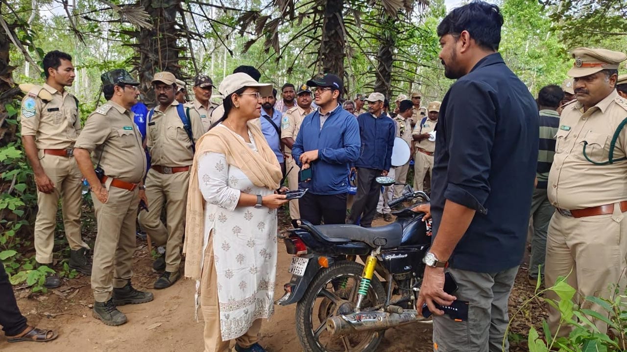 ఏలూరు జిల్లా పాపికొండలు పరిసర ప్రాంత ప్రజలను భయాందోళనకు గురిచేస్తున్న పులిని సురక్షితంగా బంధించేందుకు అటవీ శాఖ హైటెక్ మెగా ఆపరేషన్ చేపట్టింది. రాజమండ్రి సీసీఎఫ్ డాక్టర్ టి. జ్యోతి, ఏలూరు డీఎఫ్ఓ సందీప్ రెడ్డి పర్యవేక్షణలో మహారాష్ట్ర, బెంగళూరు నిపుణులతో సహా 350 మందికి పైగా సిబ్బంది ఈ ఆపరేషన్లో పాల్గొంటున్నారు.