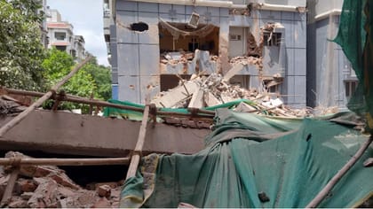 మాదాపూర్‌లో కుప్పకూలిన ఏడంతస్తుల భవనం!