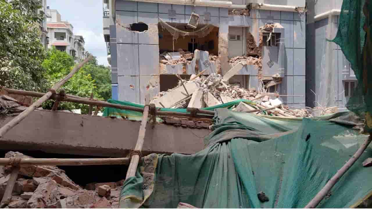 Hyderabad: 50 గజాల్లో 7 అంతస్థుల భవన నిర్మాణం.. పూర్తి కాకముందే ఇలా