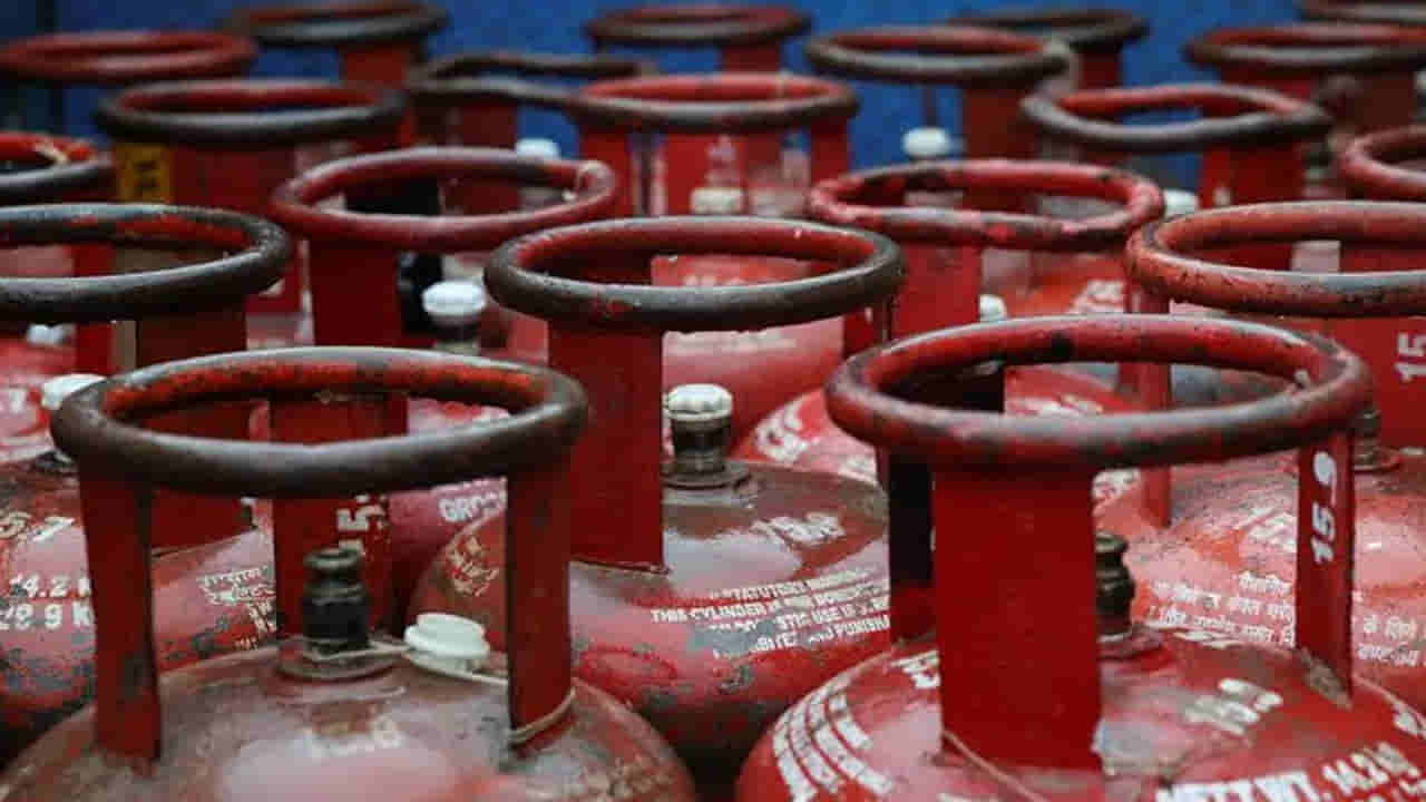 Gas Cylinder: మరోసారి పెరగనున్న గ్యాస్ సిలిండర్ల ధరలు.. ఒకేసారి ఎంతంటే..? కేంద్రం షాకింగ్ డెసిషన్..!