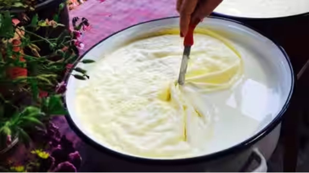 మీరు వెన్న లేకుండా నెయ్యి తయారు చేయడం ఎలాగో ఇక్కడ స్టెప్‌బై స్టెప్ తెలుసుకుందాం. ముందుగా మీరు వారం పాటు పాల నుంచి మీగడను తీసి పెట్టుకోవాలి. మీరు దాన్ని ఫ్రిజ్‌లో కనుక ఉంచినట్లయితే నెయ్యి తయారీకి రెండు మూడు గంటల ముందే దాన్ని బయట గది ఉష్ణోగ్రత వద్ద ఉంచండి. తర్వాత మీగడను ఓ మందపాటి కడాయిలో వేసి, కొద్దిగా నీళ్లు కలపండి. అడుగు పట్టకుండా కలుపుతూ మంటపై వేడి చేయండి. మీగడ పూర్తిగా కరిగి పాలులా మారాక స్టవ్ ఆపేయండి.