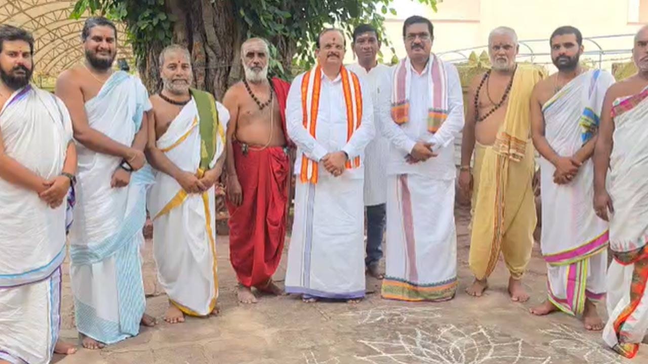  సింహాచలంలోని శ్రీ త్రిపురాంతక స్వామి ఆలయంలో ‘వరుణ జప యాగం ’ గురువారం అత్యంత వైభవంగా ప్రారంభమయ్యాయి.  రాష్ట్రంలో వర్షాభావ పరిస్థితులు తొలగి, సకాలంలో వర్షాలు కురిసి రైతాంగం పాడిపంటలతో సుభిక్షంగా వర్ధిల్లాలని, అనావృష్టి పరిస్థితులు తొలగి, సకాలంలో సమృద్ధిగా వర్షాలు కురిసి ప్రజలందరూ సుఖసంతోషాలతో విలసిల్లాలని ఆకాంక్షిస్తూ పూజలు ప్రారంభించారు. 