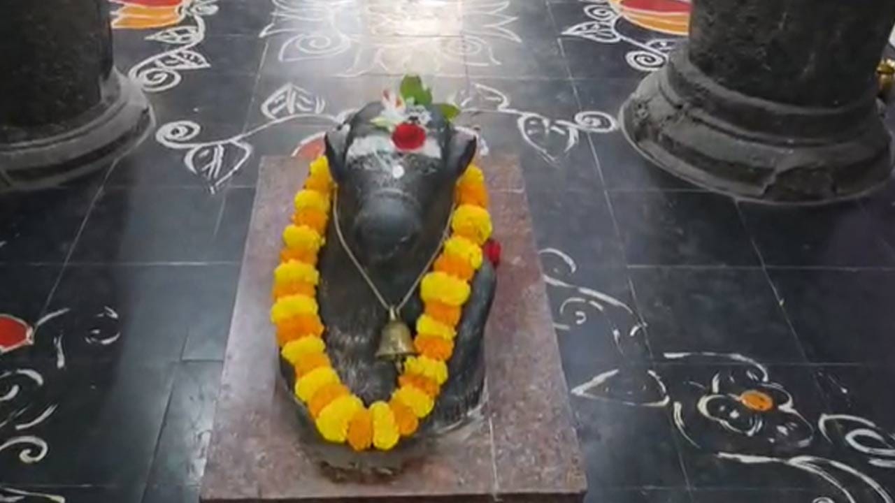 విఘ్నేశ్వర పూజ, పుణ్యాహవాచనం, పంచగవ్య ప్రోక్షణ, రుత్విగ్వరణం, అమ్మవారికి ప్రత్యేక ఆవాహన, దీక్షా ధారణలతో యాగ కార్యక్రమాలకు శ్రీకారం చుట్టారు.అనంతరం నీరాజన మంత్రపుష్పాలు సమర్పించి, భక్తులకు తీర్థప్రసాదాలు అందజేశారు.సాయంత్రం 4 గంటల నుంచి మృత్సంగ్రహణ, వేదపారాయణ, అంకురార్పణ, అగ్నిప్రతిష్ఠాపన, ధ్వజారోహణ, రుద్ర జపాలు, వరుణ మంత్ర హోమాలు, ఆలయ బలిహరణ కార్యక్రమాలను అర్చకులు అత్యంత నిష్ఠతో నిర్వహించనున్నారు. 
