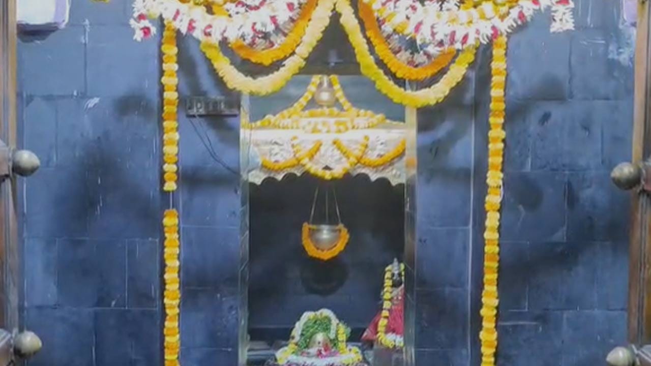 అసలే వర్షాకాలం.. కానీ చినుకు మేఘం నుంచి చినుకు చుక్క రాలడం లేదు.. రైతన్న దిగాలుగా ఆకాశం వైపు ఎదురుచూస్తున్నాడు.. కానీ వరుణ దేవుడు కరుణించిందే లేదు. దీంతో ఇక అనావృష్టి పోయి వర్షాలు సమృద్ధిగా కురవాలని సింహాచలంలో వరుణ జప యాగం నిర్వహిస్తున్నారు. శాస్త్రంగా పూజలు ప్రారంభించారు.
