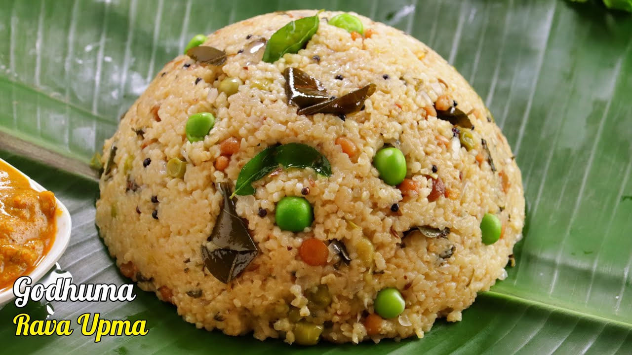 ఉల్లిపాయలు మెత్తబడిన తర్వాత సన్నగా తరిగిన టమాటా ముక్కలు, క్యారెట్ ముక్కలు, బంగాళాదుంప ముక్కలను ఇందులో వేయాలి. ఈ గోధుమ రవ్వ ఉప్మాకు టమాటా చాలా ముఖ్యం, ఇది మంచి రుచిని ఇస్తుంది. కూరగాయల ముక్కలు నూనెలోనే చక్కగా ఉడికేలా మూతపెట్టి మీడియం మంటపై మగ్గనివ్వాలి. ముఖ్యంగా క్యారెట్ ముక్కలు మెత్తగా ఉడికేంత వరకు మధ్యమధ్యలో కలుపుతూ ఉండాలి.
