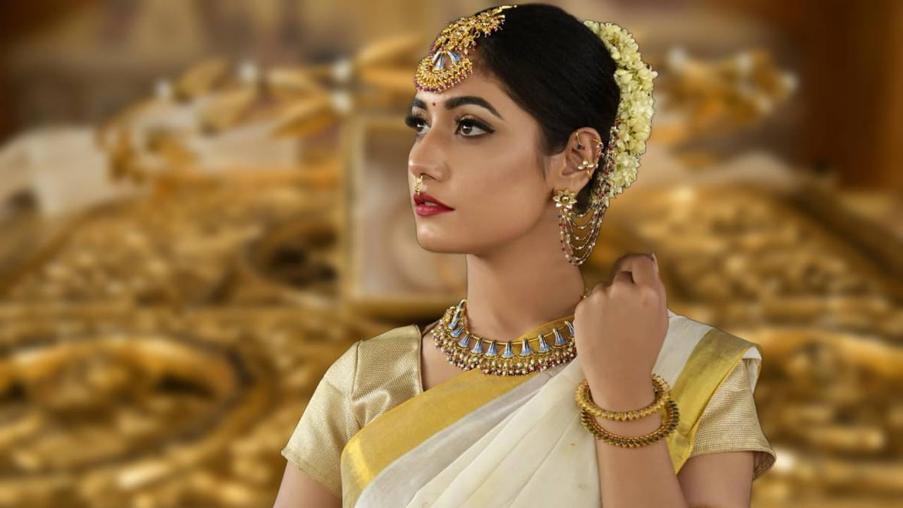 బంగారం ధరలు భారీగా షాకిచ్చాయి. ఉన్నట్లుండి ఒక్కసారిగా పెరిగిపోయాయి. ఆమాంతం పెరగడంతో కొనుగోలు చేయాలనుకునేవారు షాక్ అవుతున్నారు. అయిso గత కొద్ది రోజులుగా గోల్డ్ రేట్లు పెరుగుతూనే ఉన్నాయి. ఈ ఏడాది జనవరిలో జీవితకాలపు గరిష్ట స్థాయికి ధరలు చేరుకోగా.. ఆ తర్వాత ఈ నెలలో భారీగా పెరిగాయి. త్వరలో పెళ్లిళ్ల సీజన్ మొదలుకానున్న క్రమంలో పసిడి మళ్లీ పెరుగుతుండటం చర్చనీయాంశంగా మారింది.