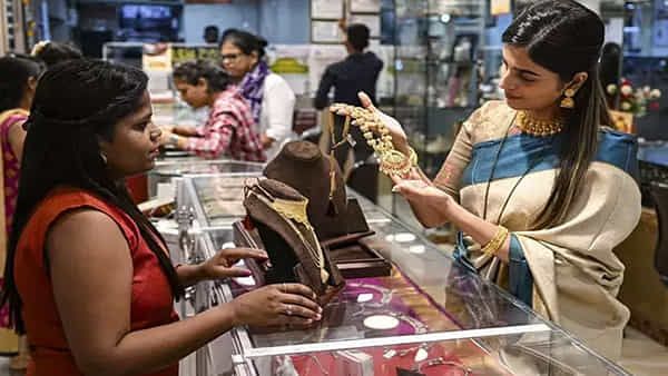 Gold Rates: మరోసారి రికార్డ్ దిశగా బంగారం ధరలు.. గత మూడు రోజుల్లో అందనంత ఎత్తుకి.. ఒకేసారి ఎంత పెరిగాయంటే..?