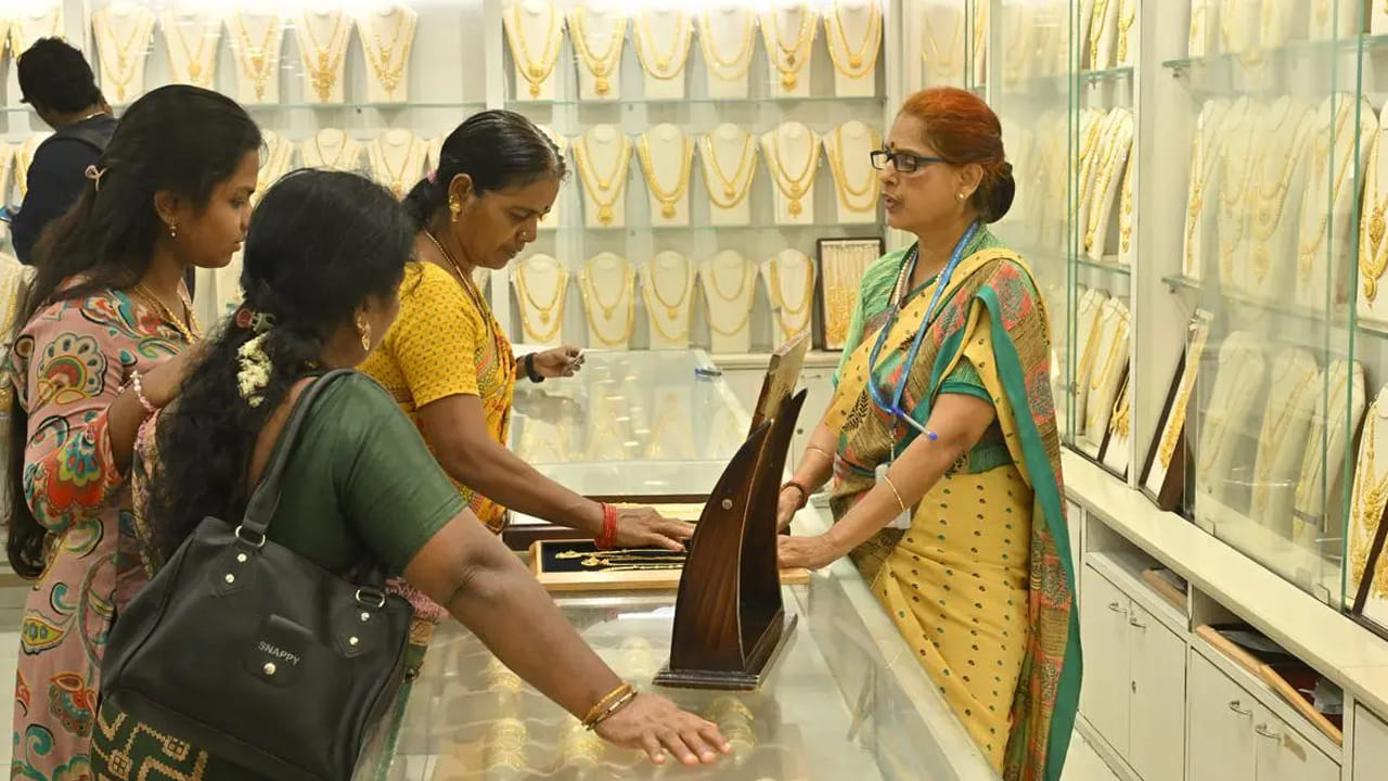 హైదరాబాద్లో 10 గ్రాముల 24 క్యారెట్ల బంగారం ధర రూ.1,63,090 వద్ద కొనసాగుతుండగా.. శనివారం ఒక్కరోజే రూ.1520 మేర పెరిగింది. ఇక 22 క్యారెట్ల రేటు రూ.1,49,500గా ఉండగా.. ఇవాళ ఒక్కరోజే రూ.1400 పెరిగింది. అటు విజయవాడ, విశాఖపట్నంలోనూ ఇవే ధరలు కొనసాగుతున్నాయి.