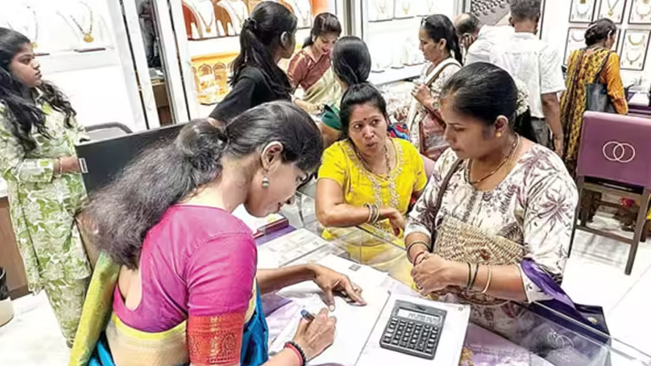 చెన్నైలో 24 క్యారెట్ల బంగారం ధర రూ.1,62,000 వద్ద ట్రేడవుతుండగా.. 22 క్యారెట్ల రేటు రూ.1,48,500 దగ్గర ట్రేడవుతోంది. బెంగళూరులో 24 క్యారెట్ల బంగారం ధర రూ.1,63,090 వద్ద కొనసాగుతుండగా.. 22 క్యారెట్ల రేటు రూ.1,49,500గా ఉంది.