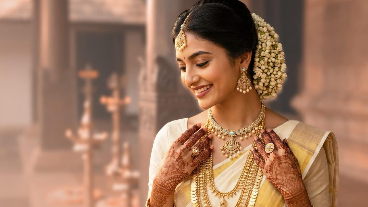 ఇక చెన్నైలో 24 క్యారెట్ల బంగారం ధర రూ.1,55,460 వద్ద ట్రేడవుతోండగా.. ఇవాళ రూ.3280 మేర పెరిగింది. 22 క్యారెట్ల రేటు రూ.1,42,500గా ఉండగా.. మంగళవారం రూ.3 వేలు పెరిగింది. బెంగళూరులో 24 క్యారెట్ల బంగారం ధర రూ.1,55,130 వద్ద ట్రేడవుతుండగా.. 22 క్యారెట్ల రేటు రూ.1,42,200గా ఉంది.