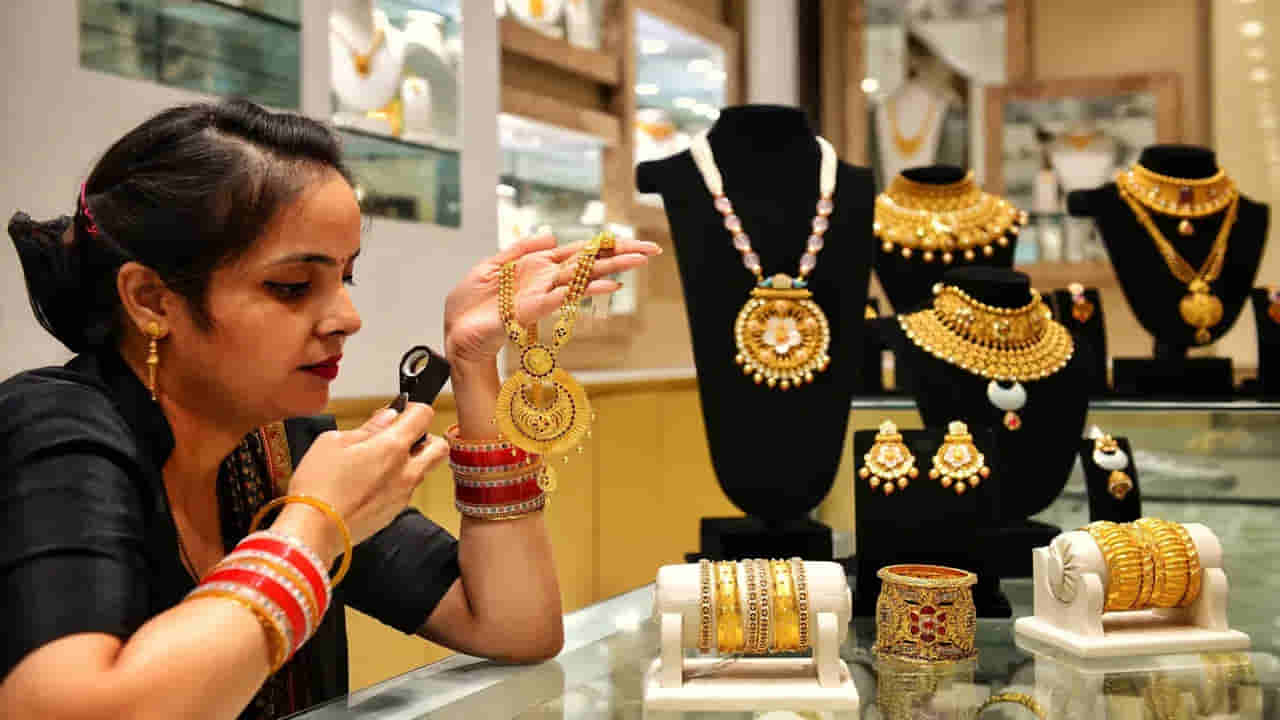 Gold Price: బిగ్ రిలీఫ్.. ఆదివారం తెలుగు రాష్ట్రాల్లో బంగారం, వెండి ధరలు ఎలా ఉన్నాయో తెలుసుకోండి..