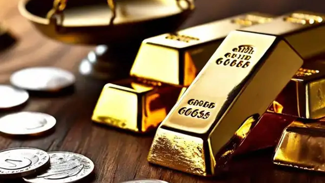 బెంగళూరులో 24 క్యారెట్ల బంగారం ధర రూ.1,55,890 వద్ద ట్రేడవుతుండగా.. 22 క్యారెట్ల ధర రూ.1,42,900గా ఉన్నాయి. ఇక వెండి ధరలు స్ధిరంగా కొనసాగుతన్నాయి. బెంగళూరులో కిలో సిల్వర్ ధర రూ.2.50 లక్షలుగా ఉంది. ఢిల్లీలో కేజీ వెండి ధర రూ.2.50 లక్షల వద్ద ఉండగా.. చెన్నైలో రూ.2.55 లక్షల వద్ద ట్రేడవుతోంది.