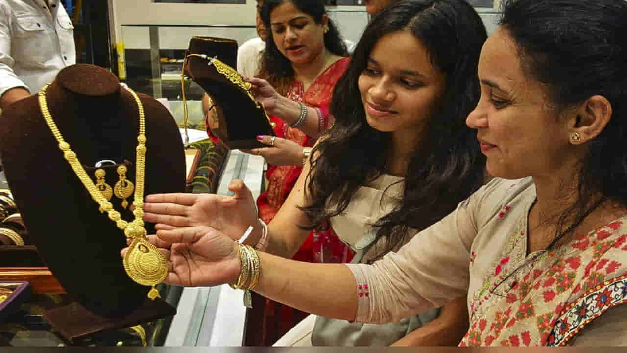 Gold: విదేశాల నుంచి భారత్కు ఎంత బంగారం తెచ్చుకోవచ్చు..? ఉచిత పరిమితి ఎంత ఉందంటే..?