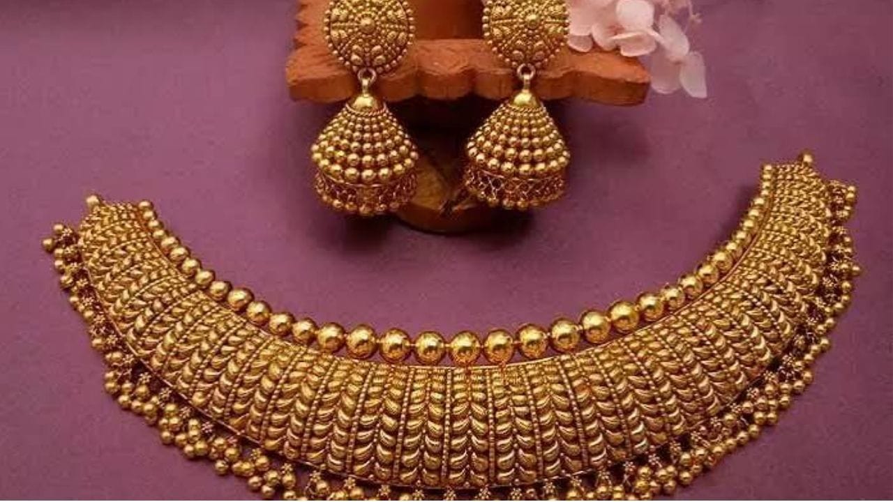ఇతర నగరాలతో పోల్చుకుంటే దేశ రాధజాని ఢిల్లీలో బంగారం ధరల్లో స్వల్ప మార్పులు ఉన్నాయి. ప్రస్తుతం ఢిల్లీలో 24 క్యారట్ల స్వచ్ఛమైన 10 గ్రాముల బంగారం ధర రూ.1,59,870 వద్ద కొనసాగుతోంది. ఇక 22 క్యారట్ల 10 గ్రాముల బంగారం ధర రూ.1,46,500గా కొనసాగుతోంది. అలాగే చెన్నైలో తులం బంగారం ధర రూ.1,59,820గా ఉండగా ఉదయం 6 గంటలకు ఈ ధర రూ.1,62,970 గా ఉంది. అయితే అంతర్జాతీయ పరిణామాలు, డాలర్ విలువ మారకం నేపథ్యంలో బంగారం ధరల్లో ఎప్పటికప్పుడు మార్పులు రావచ్చు. కాబట్టి కొనే ముందు ఒకసారి మీ సమీప స్టోర్స్కు వెళ్లి ధరలు చెక్ చేసుకోండి.