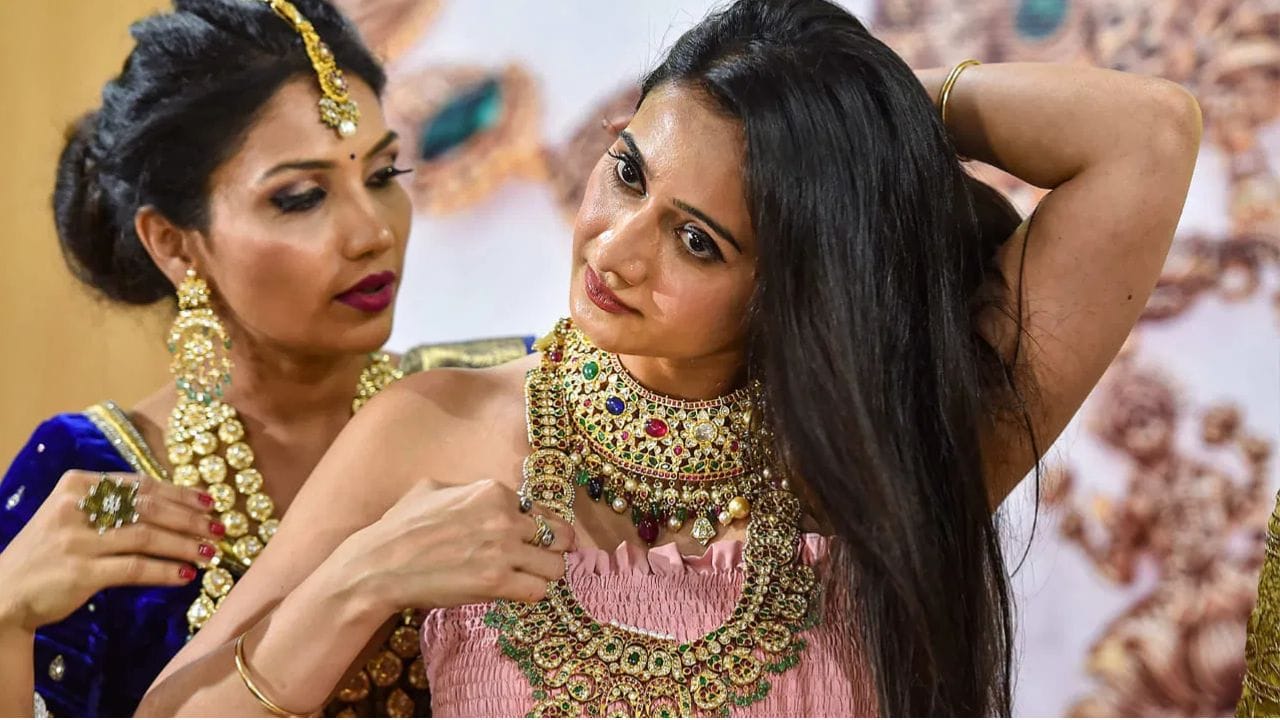 Gold Price: పసిడి ప్రియులకు స్వల్ప ఊరట.. తెలుగు రాష్ట్రాల్లో బంగారం ధరలు ఎలా ఉన్నాయంటే?