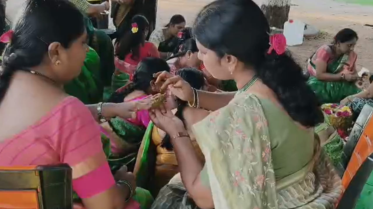 తెలుగు సంస్కృతి, సంప్రదాయాలను ప్రతిబింబించేలా ఈ కార్యక్రమం ఆకట్టుకుంది.ఆషాఢ మాసంలో గోరింటాకు పెట్టుకోవడం తెలుగు సంప్రదాయంలో విశిష్ట స్థానాన్ని కలిగి ఉంది. ఈ సందర్భంగా మహిళలు సంప్రదాయ దుస్తుల్లో పాల్గొని గోరింటాకు పెట్టుకుంటూ పండుగ వాతావరణాన్ని సృష్టించారు.