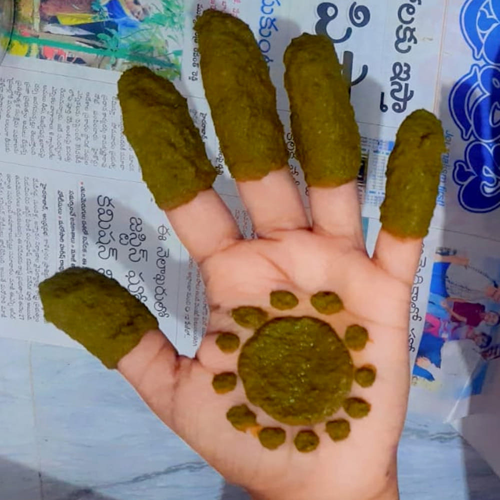 కావలసిన పదార్థాలు: రెండు కప్పుల తాజా గోరింటాకు, ఒక గుప్పెడు తాజా వామాకు, ఒక స్పూన్ టీ పొడి, ఒక స్పూన్ సోంపు, కొద్దిగా చింతపండు, గుప్పెడు ఎర్రటి ఉల్లిపాయ పొట్టు, ఒక గ్లాసు నీళ్లు తీసుకోండి. ముందుగా స్టవ్ వెలిగించి ఒక స్టీల్ గిన్నెలో గ్లాసు నీళ్లు పోయాలి. అందులో ఒక చెంచా టీ పొడి, ఒక చెంచా సోంపు, కొద్దిగా చింతపండు మరియు ఎర్రటి ఉల్లిపాయ పొట్టు వేయాలి.