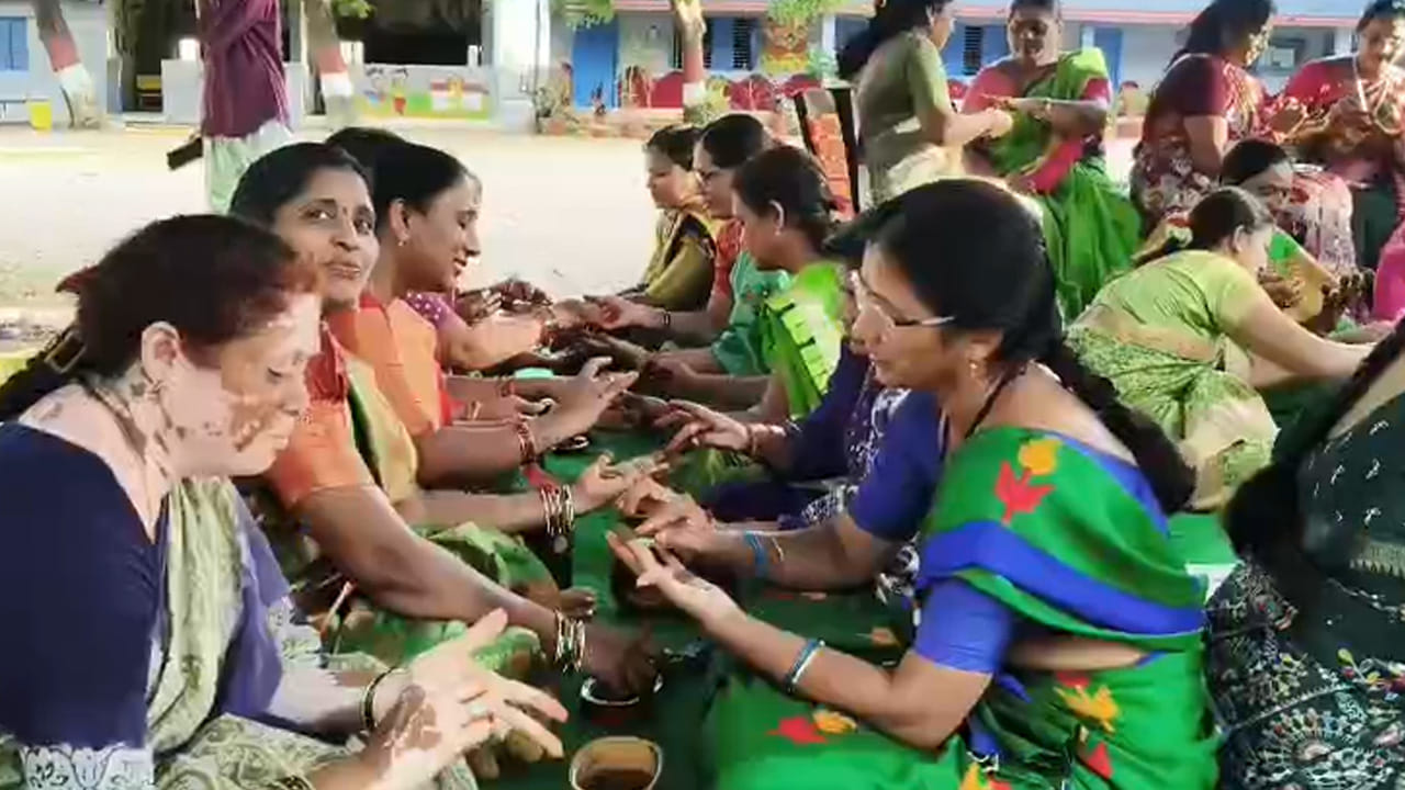 గోరింటాకు శరీరానికి చల్లదనాన్ని అందించడమే కాకుండా చేతులు, కాళ్లకు ఉపశమనం కలిగిస్తుందని పెద్దలు చెబుతుంటారు. అలాగే చర్మ ఆరోగ్యానికి మేలు చేయడంతో పాటు సానుకూల శక్తిని, ఉత్సాహాన్ని పెంపొందిస్తుందని మహిళలు విశ్వసిస్తున్నారు.