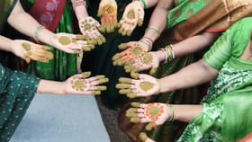 రోటిలో దంచి.. గోరింటాకు పండుగను ఘనంగా జరుపుకున్న మహిళలు!