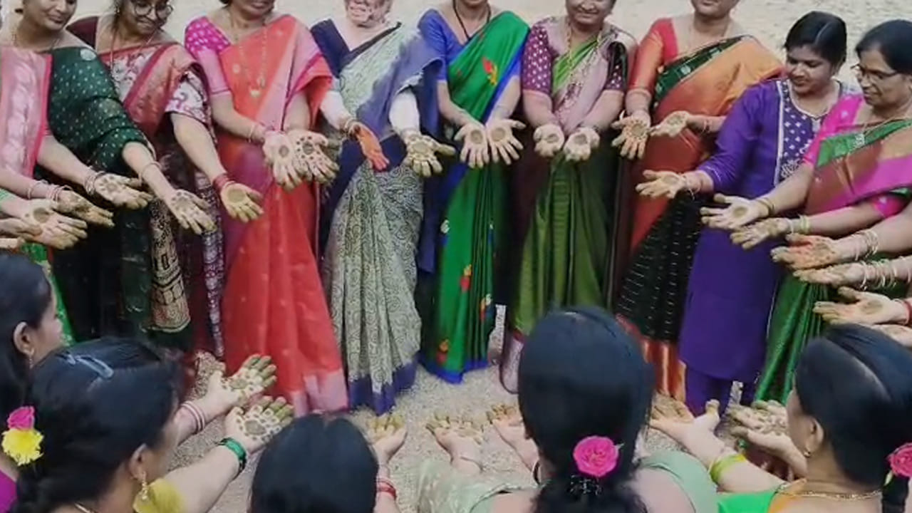 సహజసిద్ధంగా లభించే గోరింటాకు చెట్టు దగ్గరికి వెళ్లి మహిళలు అందరూ ఆకులను కోసి.. తర్వాత ఒక రోటి లో వేసి.. రోకలిళ్ల తో దంచితు గోరింటాకును తయారు చేస్తున్నారు. దీంతో ఒక మహిళ.. మరొక మహిళ చేతిలో గోరింటాకు పెడుతూ సాంప్రదాయ పాటలు పాడుతూ. సందడి చేస్తున్నారు.