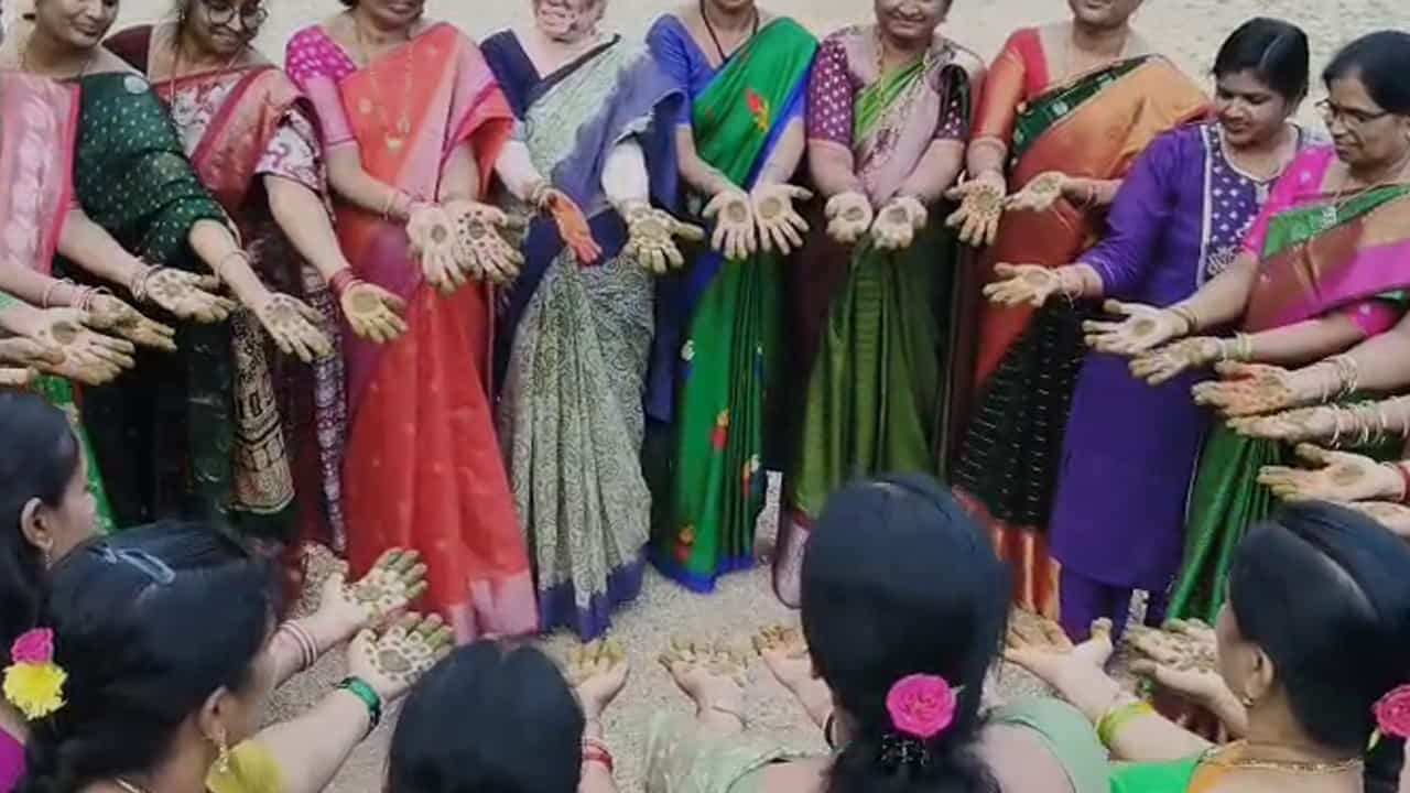 సహజసిద్ధంగా లభించే గోరింటాకు చెట్టు దగ్గరికి వెళ్లి మహిళలు అందరూ ఆకులను కోసి.. తర్వాత ఒక రోటి లో వేసి.. రోకలిళ్ల తో దంచితు గోరింటాకును తయారు చేస్తున్నారు. దీంతో ఒక మహిళ.. మరొక మహిళ చేతిలో గోరింటాకు పెడుతూ సాంప్రదాయ పాటలు పాడుతూ. సందడి చేస్తున్నారు.