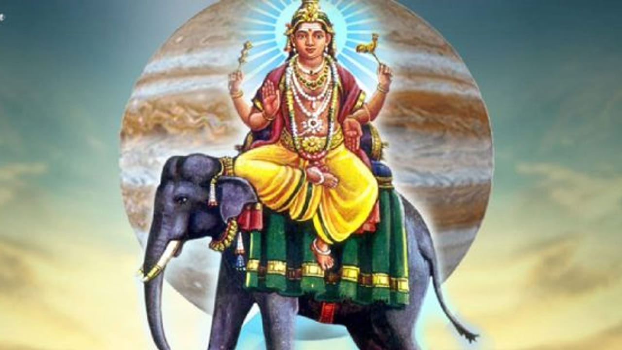 జాతకంలో గురు గ్రహం బలం బలపరచుకోవడానికి శివుడిని పూజించిన తర్వాత నుదిటి పై పసుపు లేదా కుంకుమ పువ్వుతో తిలకం పెట్టుకోవాలంట. ఇలా శ్రావణ మాసం ప్రతి సోమవారం చేయడం వలన జాతకంలో గురు గ్రహం బలపడుతుంది. సకల సంతోషాలు కలుగుతాయి.