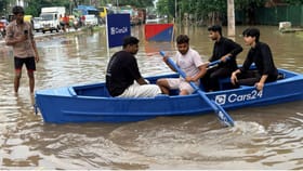 పడవతో రోడ్డుపైకి జనాలు.. కంపెనీకి రూ.50వేల జరిమానా?
