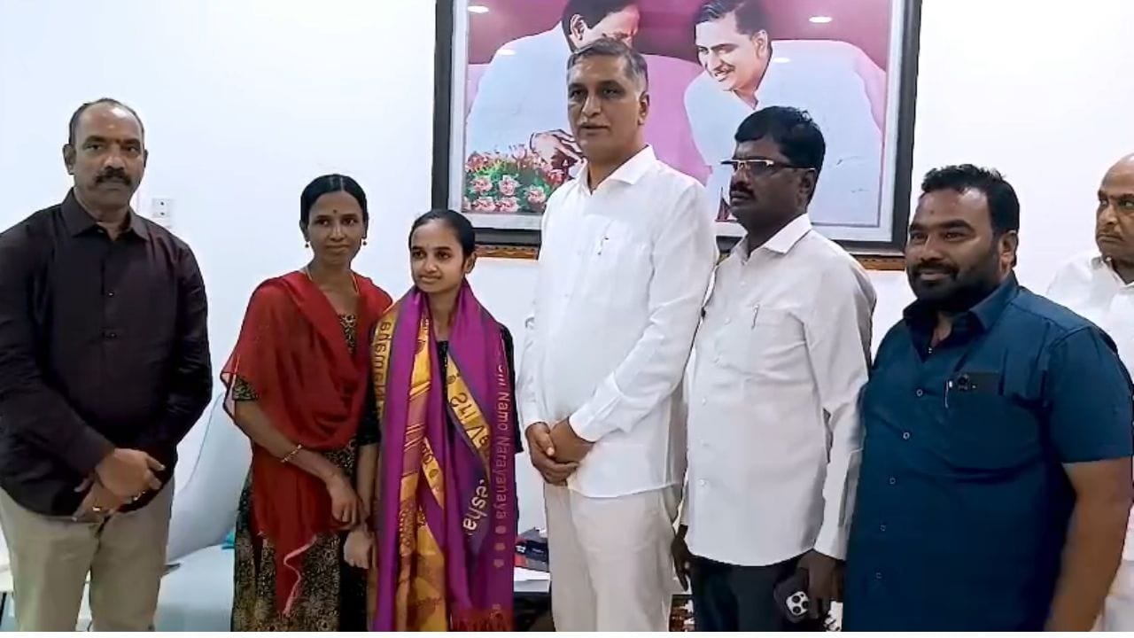 Harish Rao: ఆపదలో అండగా.. పేద విద్యార్థిని డాక్టర్ కలకు ఊపిరిపోసిన ఎమ్మెల్యే హరీష్ రావు!