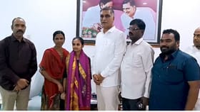 పేద విద్యార్ధినికి అండగా నిలిచిన మాజీ మంత్రి హరీష్ రావు