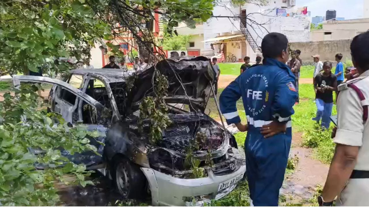 Hyderabad: ఇంటి ముందు పార్క్ చేసిన కారును ఒక్కసారిగా మంటలు.. సీసీ ఫుటేజ్ చూడగా..