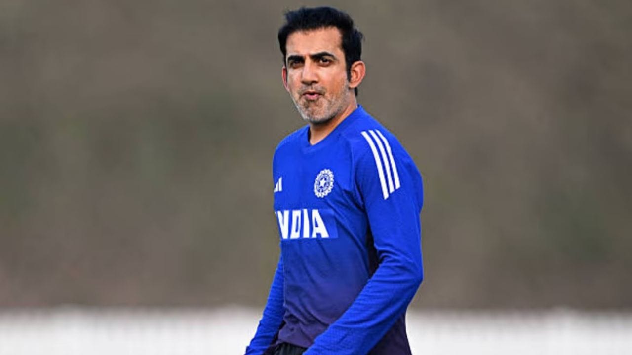 గంభీర్పై ఎలాంటి కఠిన చర్యలు తీసుకోకపోవడానికి ప్రధానంగా రెండు కారణాలు కనిపిస్తున్నాయి. మొదటిది, భారత రెడ్ బాల్ క్రికెట్ ప్రస్తుతం ఒక పెద్ద మార్పుల దశ గుండా వెళ్తోందనే నిజాన్ని బీసీసీఐ గుర్తించింది. విరాట్ కోహ్లీ, రోహిత్ శర్మ, రవిచంద్రన్ అశ్విన్ లాంటి దిగ్గజాలు టెస్టు క్రికెట్కు వీడ్కోలు పలికిన తర్వాత జట్టు తీవ్ర ఒత్తిడి ఎదుర్కొంటోంది. ప్రస్తుతం శుభ్మన్ గిల్ సారథ్యంలో ఒక కొత్త తరం జట్టు రూపుదిద్దుకుంటోంది. ఈ మార్పుల సమయంలో ఫలితాలు ఆశించిన స్థాయిలో ఉండవని, కొత్త ఆటగాళ్లకు కొంత సమయం ఇవ్వాలని బీసీసీఐ పెద్దలు భావిస్తున్నారు. అందుకే ఈ పరాజయాలకు కేవలం కోచ్ను మాత్రమే బాధ్యుడిని చేయడం సరికాదనే అభిప్రాయం బోర్డులో వ్యక్తమవుతోంది.