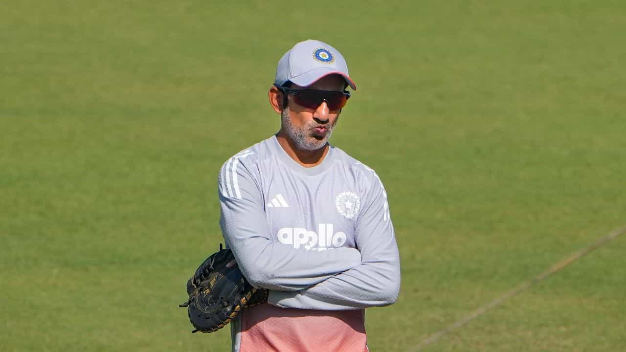 Head Coach Gautam Gambhir: వరుస పరాజయాలతో భారత క్రికెట్ జట్టు హెడ్ కోచ్ గౌతమ్ గంభీర్ తీవ్ర విమర్శలపాలవుతున్నారు. విదేశీ పర్యటనల్లో ఘోర వైఫల్యాలు, టెస్టుల్లో పేలవమైన ప్రదర్శనతో ఆయనను తొలగిస్తారనే ప్రచారం ఊపందుకుంది. అయితే భారత క్రికెట్ నియంత్రణ మండలి ప్రస్తుతానికి ఆయనకు ఊరటనిచ్చేలా ఒక స్పష్టమైన నిర్ణయానికి వచ్చినట్లు సమాచారం అందుతోంది.