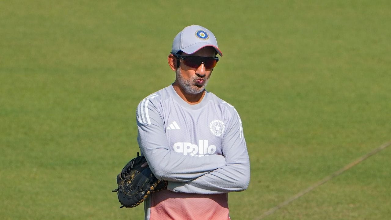 Head Coach Gautam Gambhir: వరుస పరాజయాలతో భారత క్రికెట్ జట్టు హెడ్ కోచ్ గౌతమ్ గంభీర్ తీవ్ర విమర్శలపాలవుతున్నారు. విదేశీ పర్యటనల్లో ఘోర వైఫల్యాలు, టెస్టుల్లో పేలవమైన ప్రదర్శనతో ఆయనను తొలగిస్తారనే ప్రచారం ఊపందుకుంది. అయితే భారత క్రికెట్ నియంత్రణ మండలి ప్రస్తుతానికి ఆయనకు ఊరటనిచ్చేలా ఒక స్పష్టమైన నిర్ణయానికి వచ్చినట్లు సమాచారం అందుతోంది.