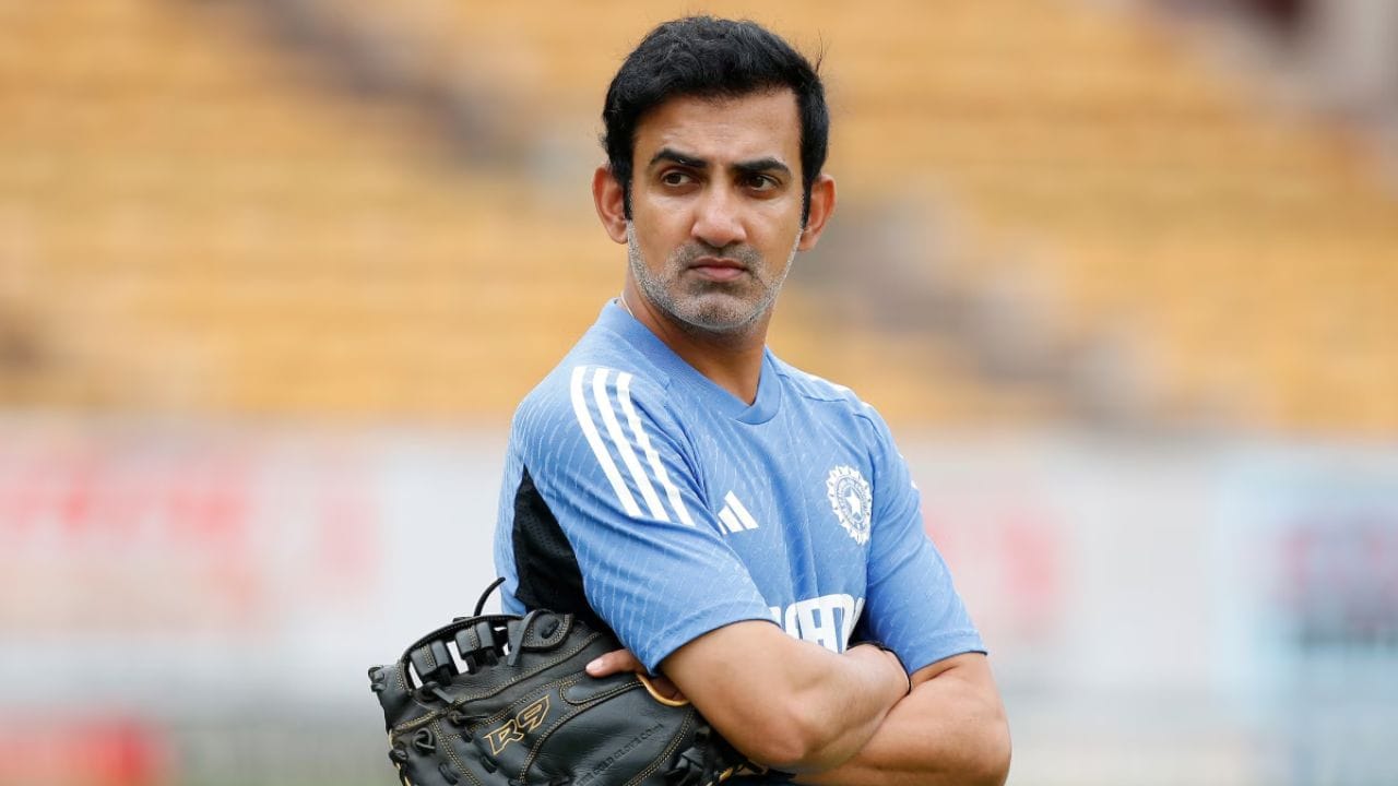 టీమిండియా ప్రధాన కోచ్గా బాధ్యతలు చేపట్టినప్పటి నుంచి గౌతమ్ గంభీర్ ప్రయాణం అసలు ముళ్లబాటలా సాగుతోంది. ఇటీవలి ఐర్లాండ్, ఇంగ్లాండ్ పర్యటనల్లో పరిమిత ఓవర్ల సిరీస్లలో జట్టు ఘోరంగా విఫలం కావడం ఆయన రికార్డుపై పెద్ద మచ్చగా మిగిలిపోయింది. దీనికి తోడు స్వదేశంలో న్యూజిలాండ్, సౌతాఫ్రికా చేతిలో ఎదురైన ఘోర టెస్టు పరాజయాలు అభిమానులను తీవ్ర నిరాశకు గురిచేశాయి. సోషల్ మీడియాలో గంభీర్ను వెంటనే కోచ్ పదవి నుంచి తొలగించాలనే డిమాండ్లు గట్టిగా వినిపిస్తున్నాయి. ప్రపంచ టెస్టు ఛాంపియన్షిప్ ఫైనల్కు చేరుకోవడమే ఇప్పుడు భారత జట్టుకు ఒక పెద్ద సవాలుగా మారింది. ఇన్ని ప్రతికూల పరిస్థితులు ఉన్నప్పటికీ ప్రస్తుతానికి గంభీర్ కోచ్ కుర్చీకి ఎలాంటి ముప్పు లేదని కథనాలు వెలువడుతున్నాయి.