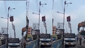 గర్ల్‌ఫ్రెండ్‌తో గొడవ.. కరెంట్ స్తంభం ఎక్కి యువకుడి హల్‌చల్! 