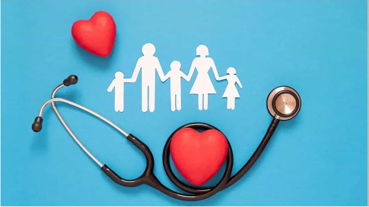 పాలసీల నిరంతర సమీక్ష: 25 ఏళ్ల వయసులో తీసుకున్న కవరేజ్ జీవితాంతం సరిపోదు. వయసు, వివాహం, పిల్లల బాధ్యతలు, గృహ రుణాలు, జీవనశైలి మార్పులతో పాటు మన బీమా అవసరాలు కూడా పెరుగుతాయి. కాబట్టి ఆర్థిక బాధ్యతలు పెరిగినప్పుడల్లా దానికి తగినట్లుగా హెల్త్ లేదా టర్మ్ కవరేజీని సమీక్షించుకుంటూ పెంచుకోవడం ఉత్తమం. ఈ జాగ్రత్తలు పాటిస్తే అత్యవసర సమయాల్లో ఆర్థిక ఇబ్బందులు రాకుండా చూసుకోవచ్చు.