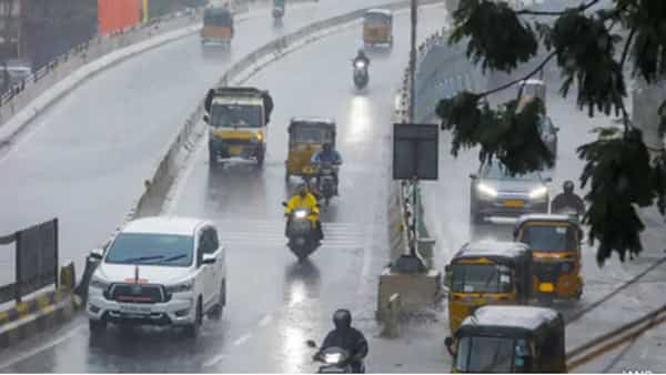 హైదరాబాద్లో ఒక్కసారిగా మారిన వాతావరణం.. పలు ప్రాంతాల్లో కురుస్తున్న వర్షం!