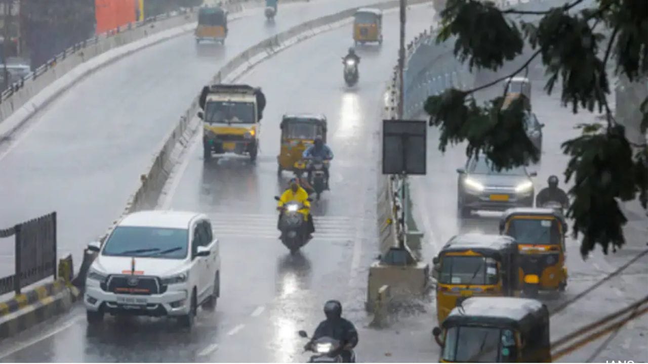 హైదరాబాద్లో ఒక్కసారిగా మారిన వాతావరణం.. పలు ప్రాంతాల్లో కురుస్తున్న వర్షం!
